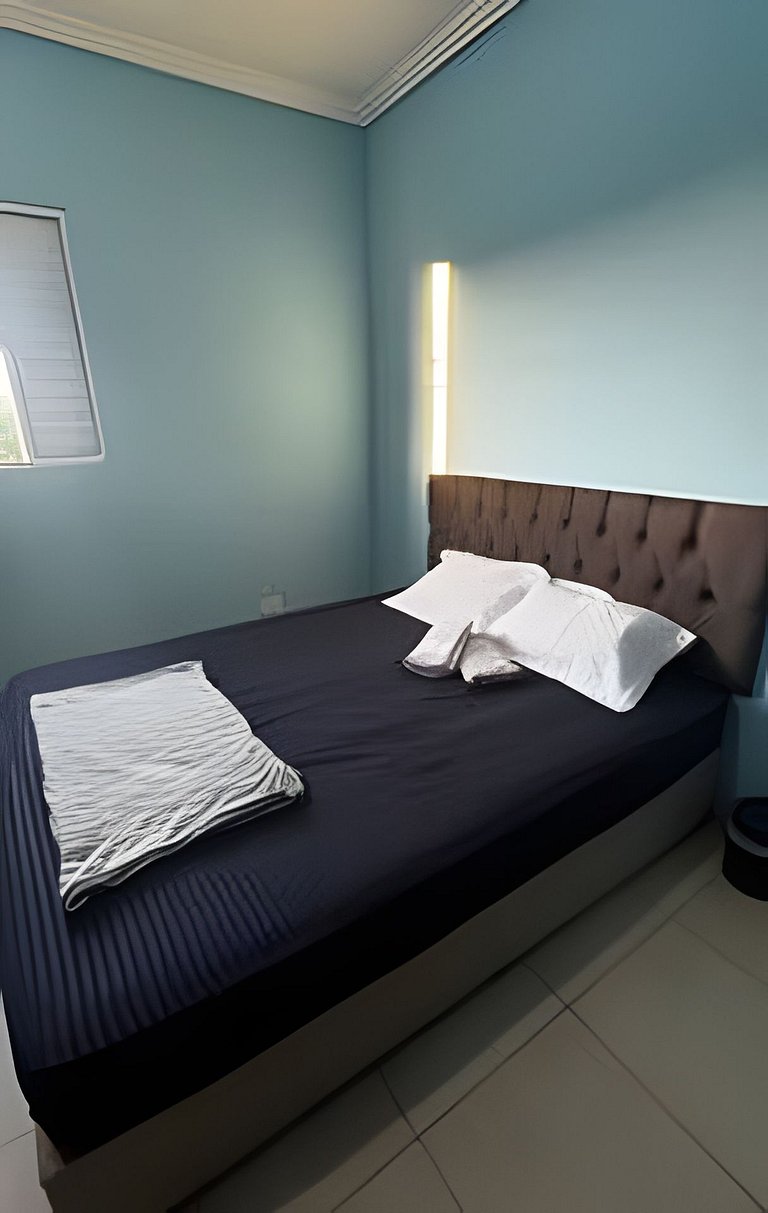 Refúgio aconchegante com garagem, ônibus e trem