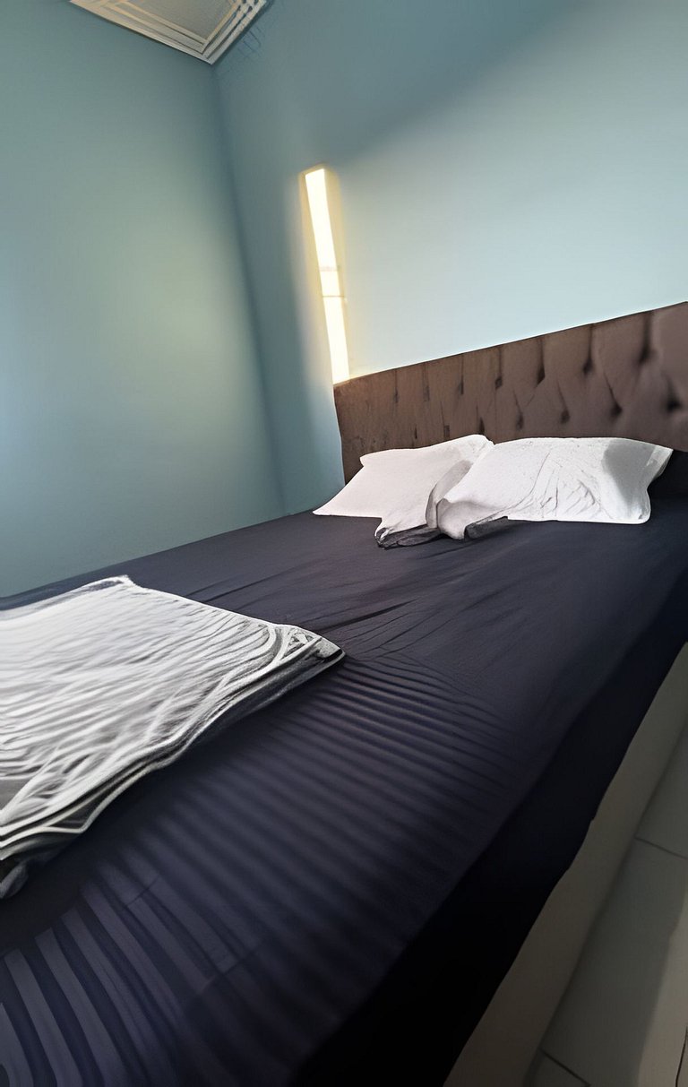 Refúgio aconchegante com garagem, ônibus e trem