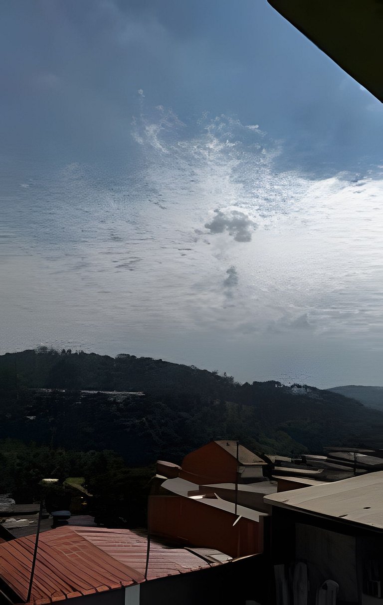 Refúgio aconchegante com garagem, ônibus e trem