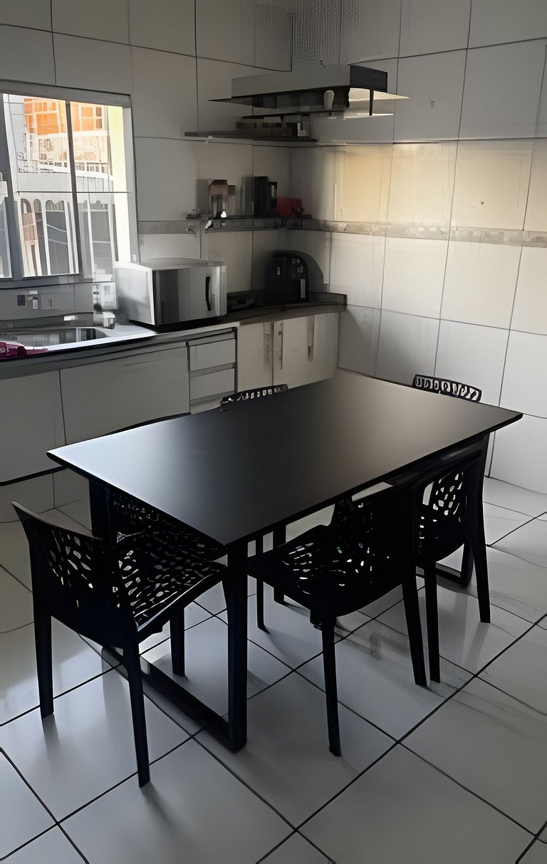 Refúgio aconchegante com garagem, ônibus e trem