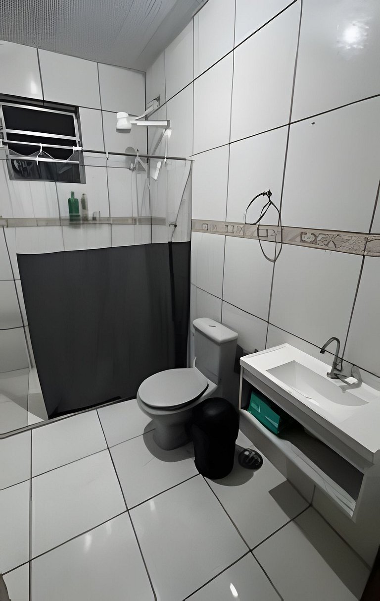 Refúgio aconchegante com garagem, ônibus e trem