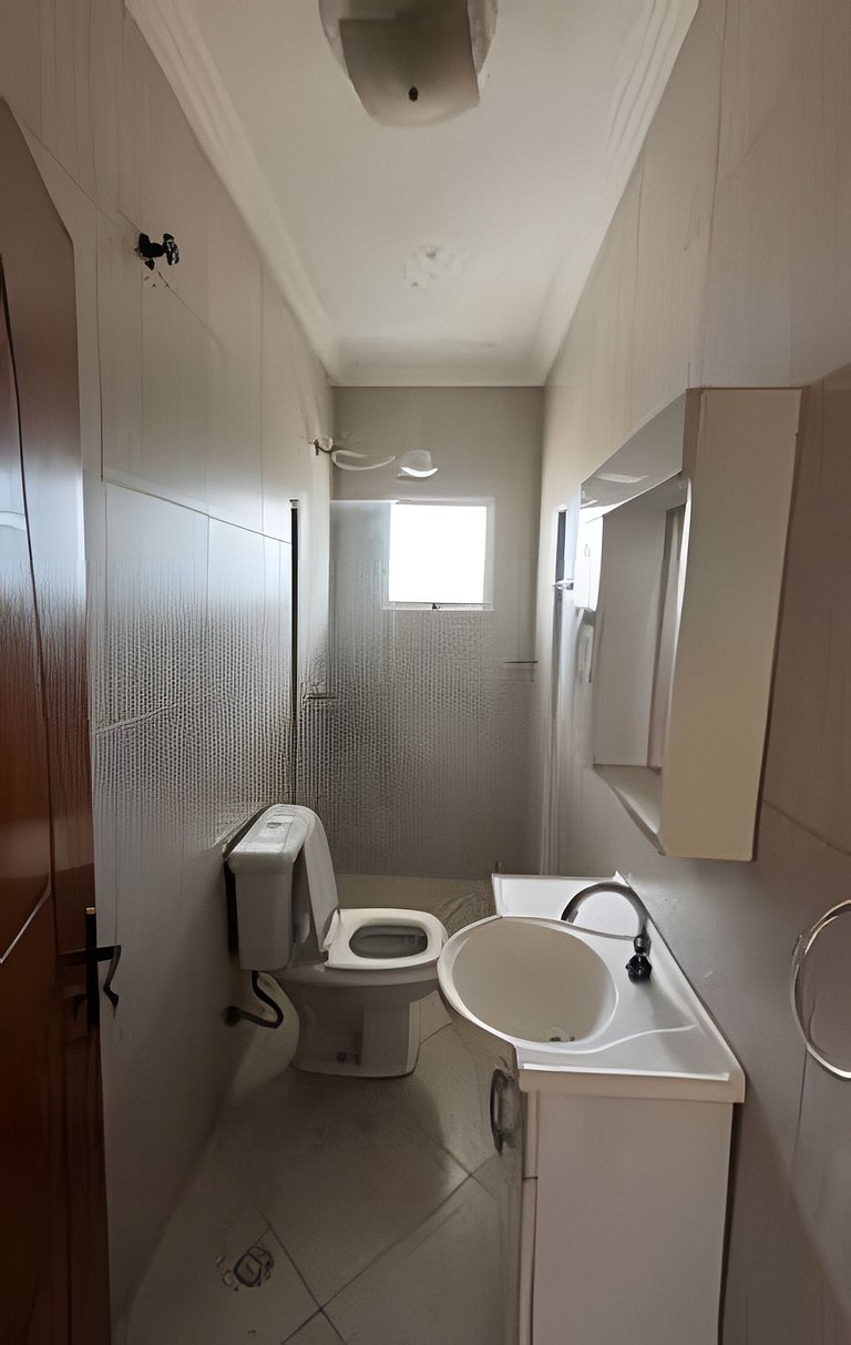 Refúgio aconchegante com garagem, ônibus e trem