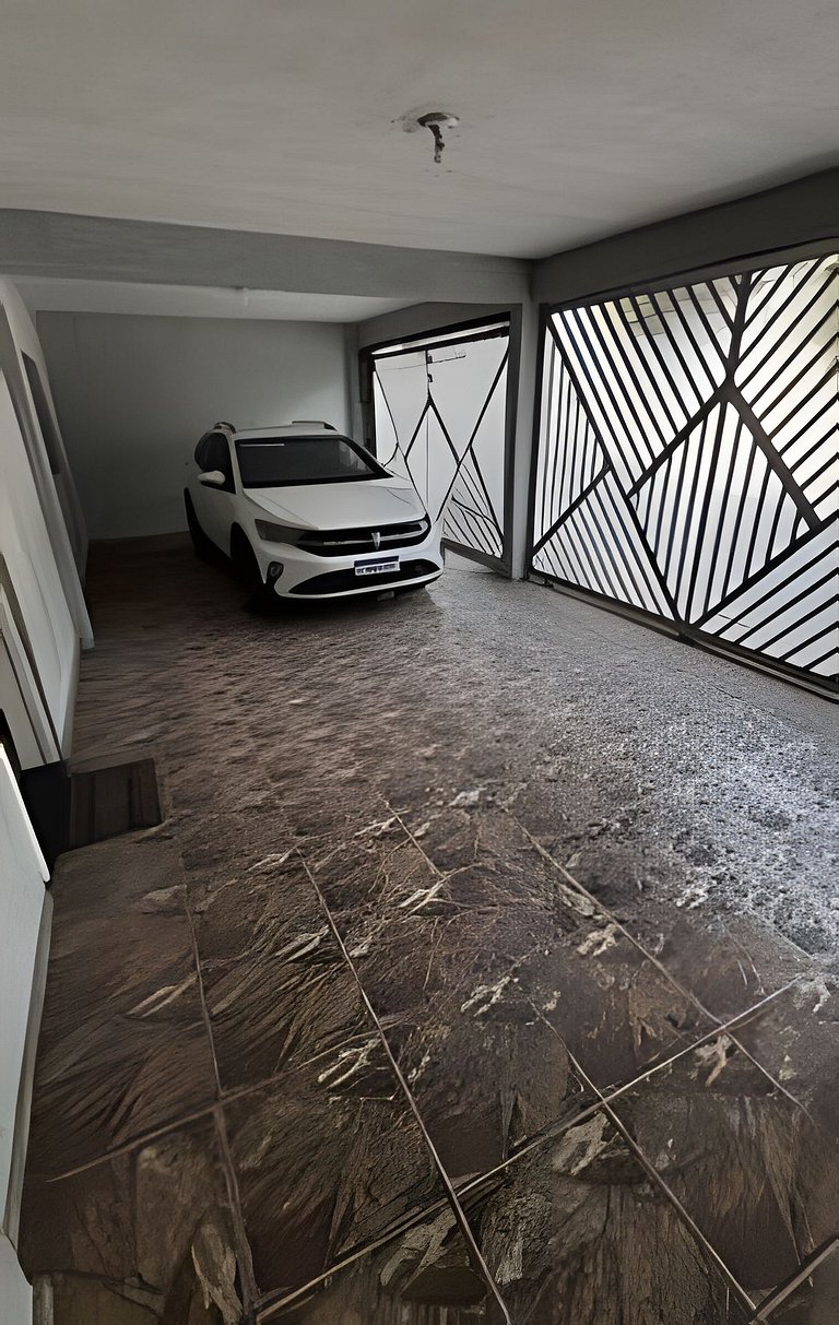 Refúgio aconchegante com garagem, ônibus e trem