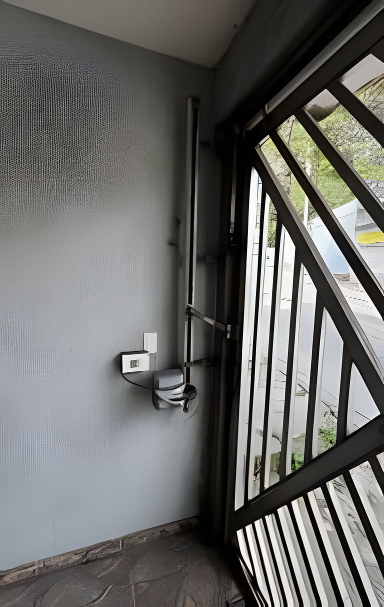 Refúgio aconchegante com garagem, ônibus e trem