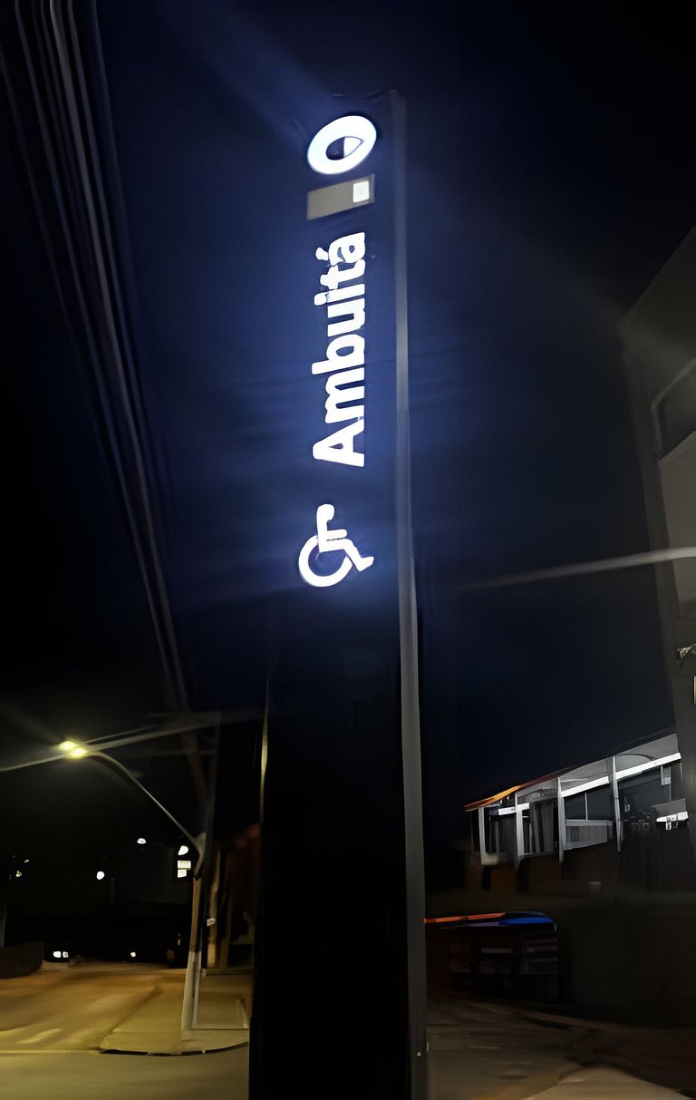 Refúgio aconchegante com garagem, ônibus e trem