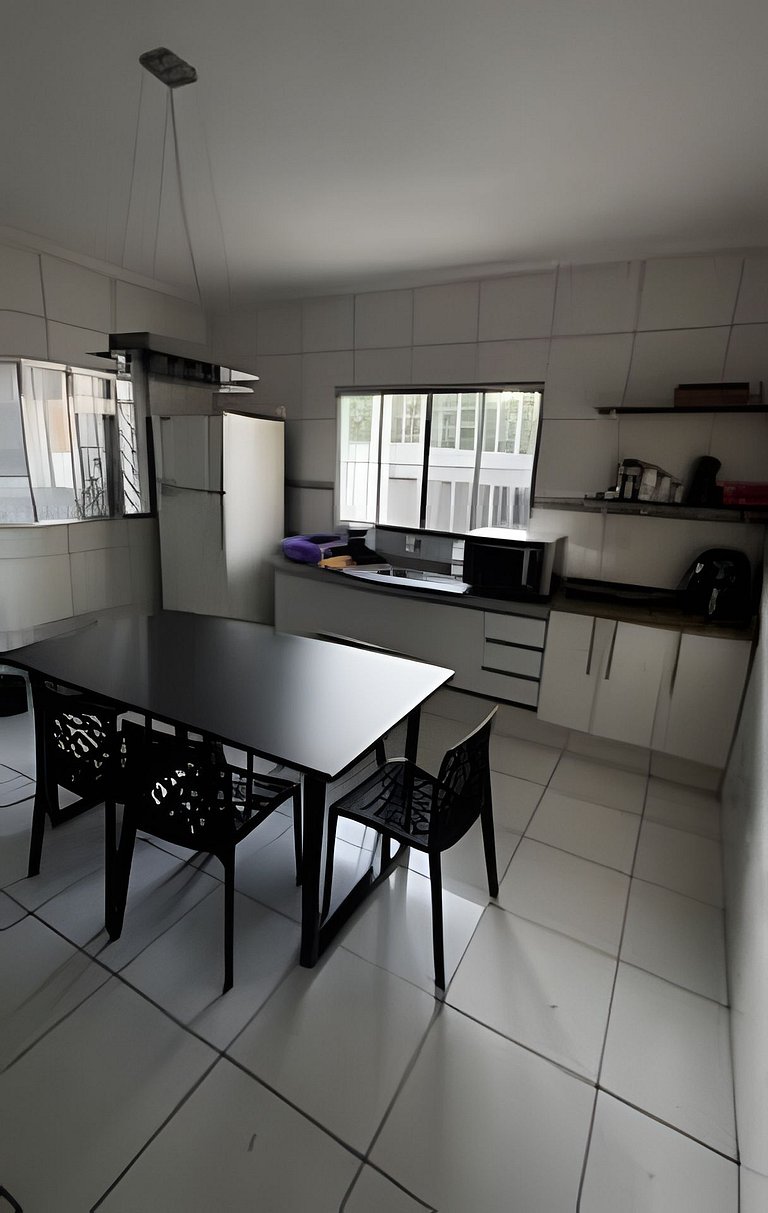 Refúgio Aconchegante com Garagem, Ônibus e trem