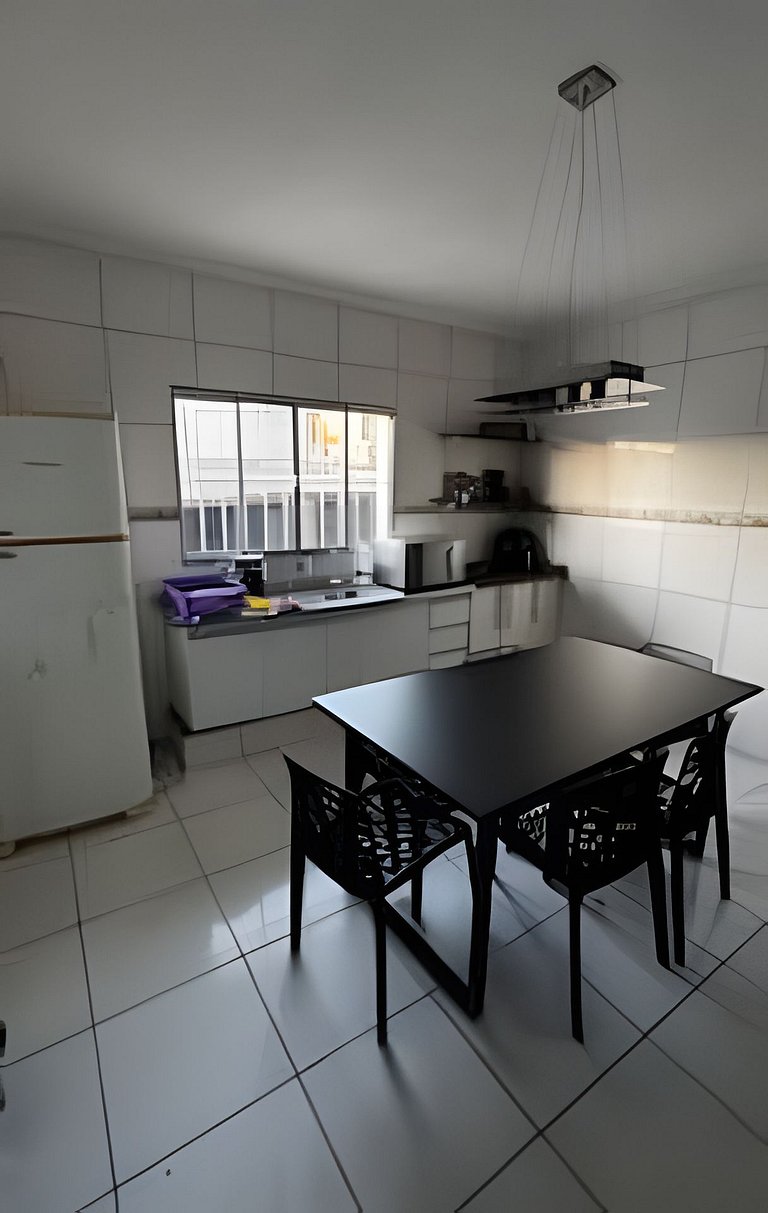 Refúgio Aconchegante com Garagem, Ônibus e trem