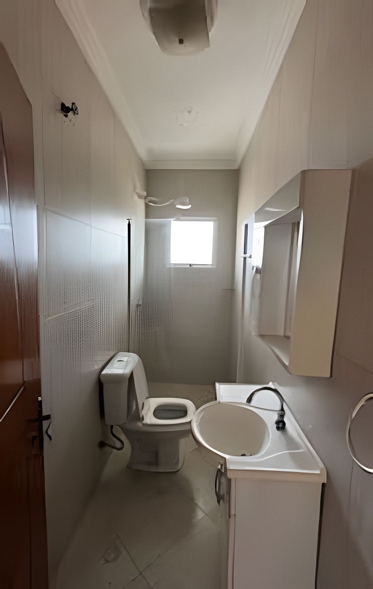 Refúgio Aconchegante com Garagem, Ônibus e trem