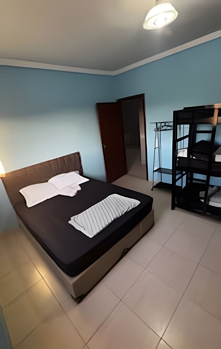 Refúgio Aconchegante com Garagem, Ônibus e trem