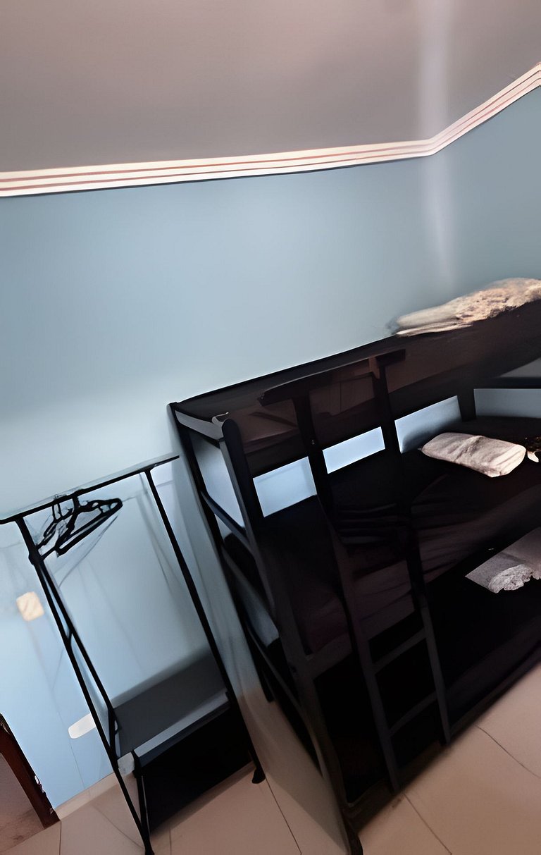 Refúgio Aconchegante com Garagem, Ônibus e trem