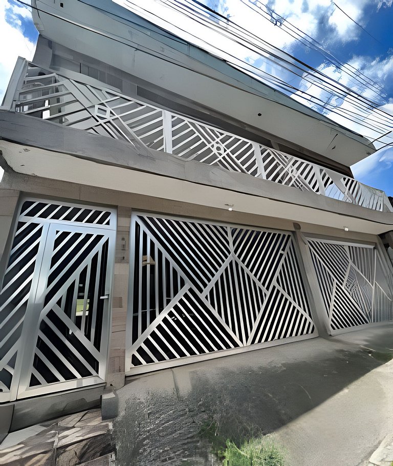 Refúgio Aconchegante com Garagem, Ônibus e trem