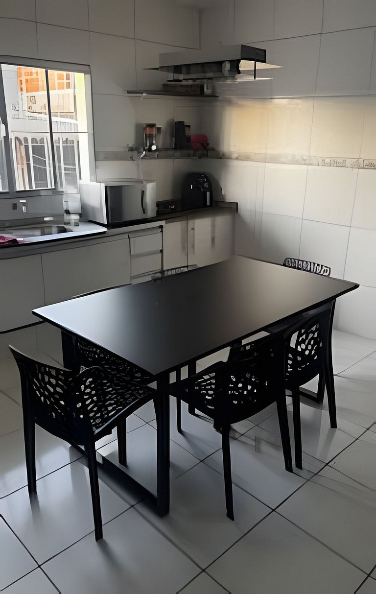 Suíte Espaçosa SmarTV, Cama Queen e Varanda