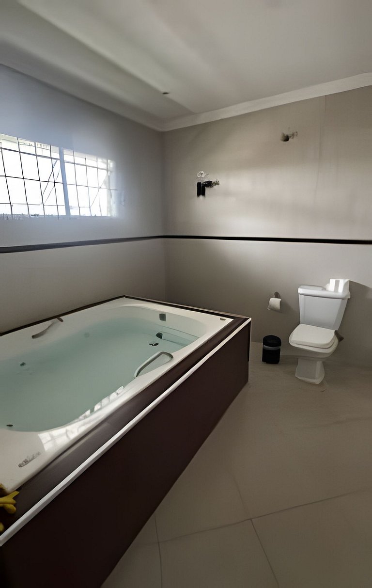 Suíte Espaçosa SmarTV, Cama Queen e Varanda