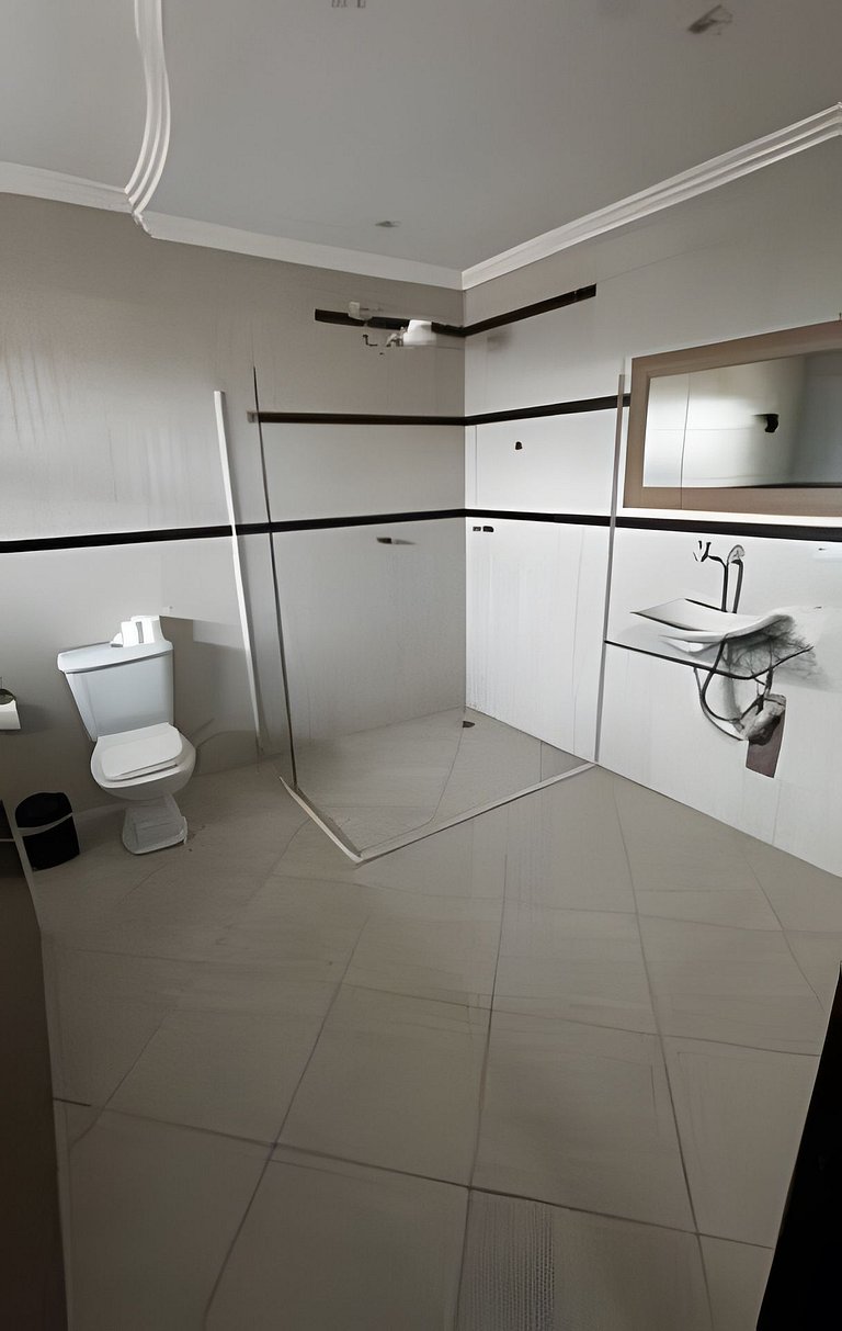 Suíte Espaçosa SmarTV, Cama Queen e Varanda