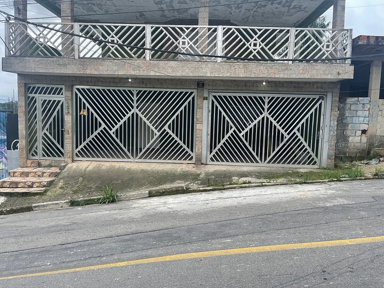 Quarto aconchegante com garagem, ônibus e trem