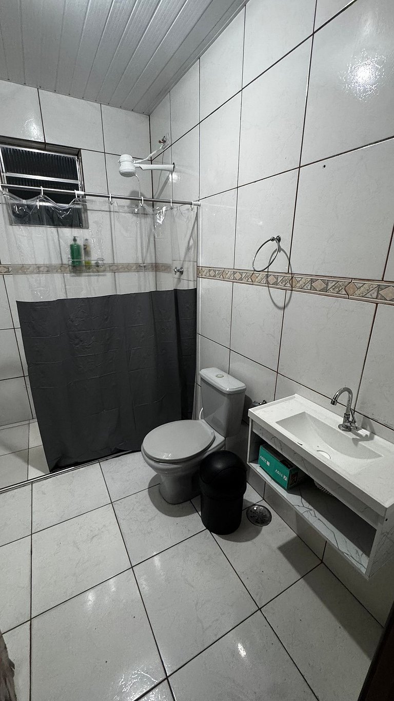 Quarto aconchegante com garagem, ônibus e trem