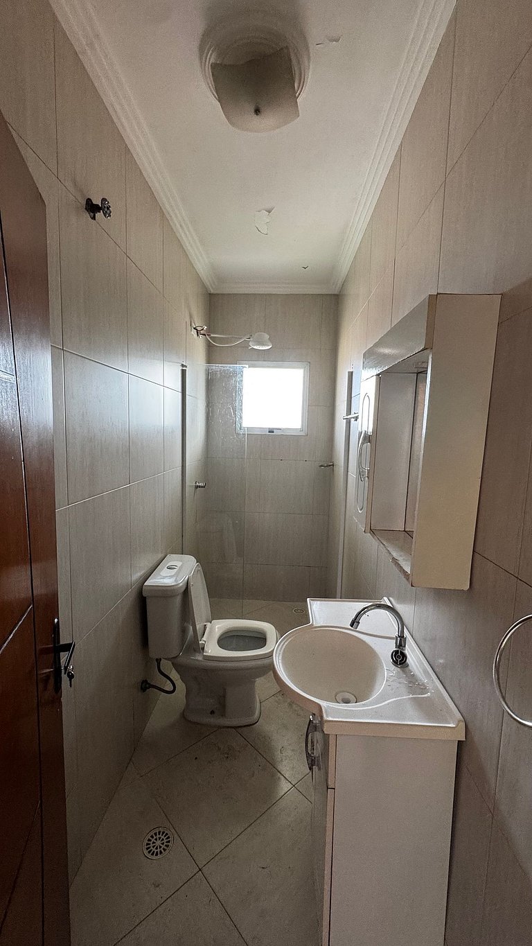 Quarto aconchegante com garagem, ônibus e trem