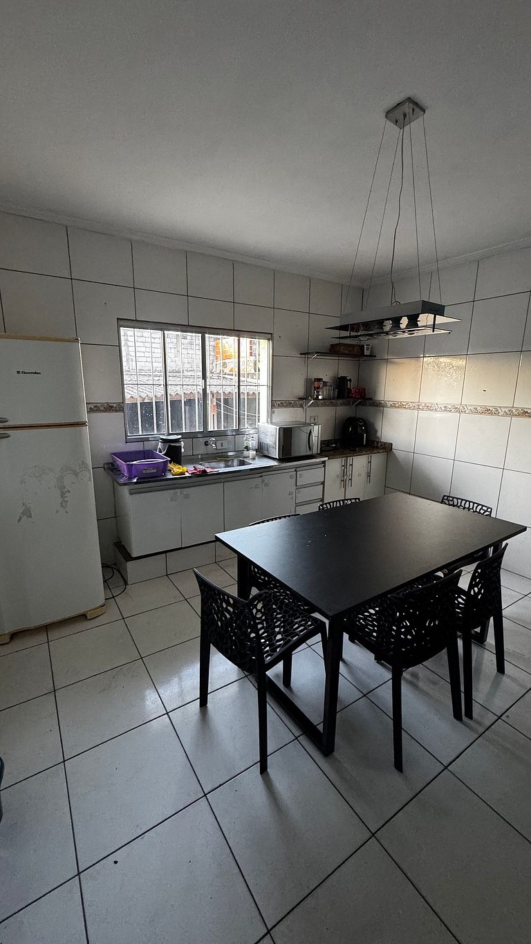 Quarto aconchegante com garagem, ônibus e trem