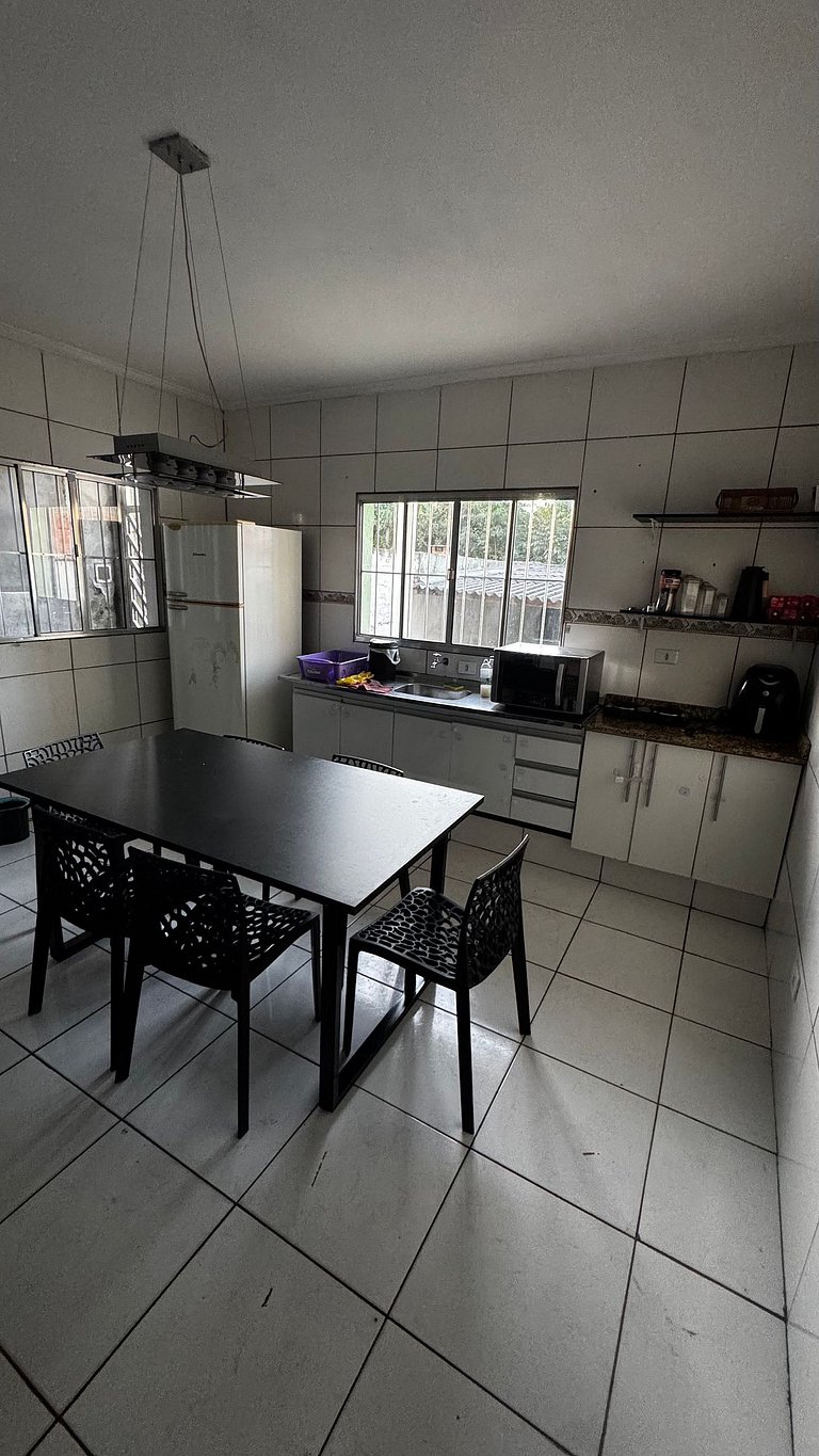 Quarto aconchegante com garagem, ônibus e trem