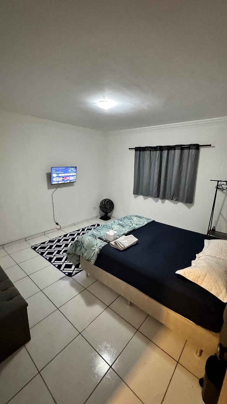 Quarto aconchegante com garagem, ônibus e trem