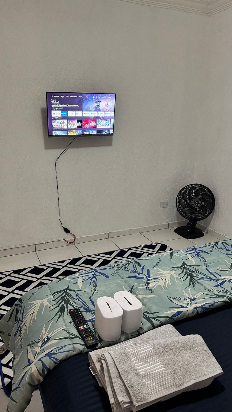 Quarto aconchegante com garagem, ônibus e trem