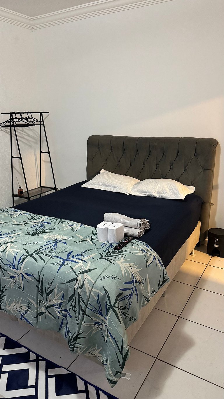 Quarto aconchegante com garagem, ônibus e trem