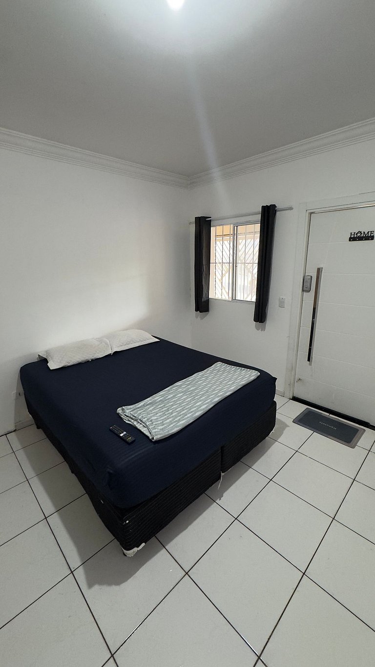 Quarto Confortável TV Smart e Cama Queen