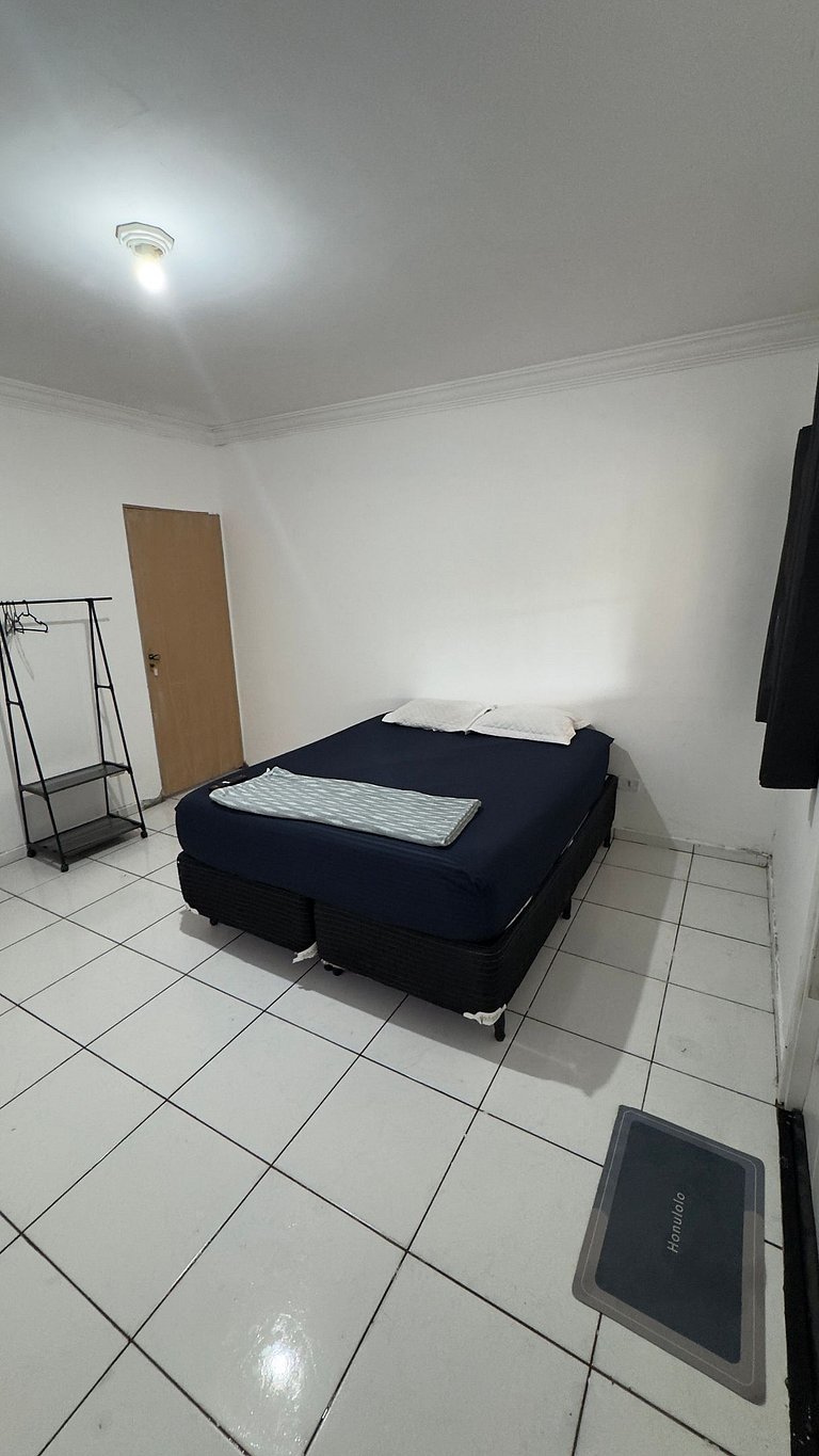 Quarto Confortável TV Smart e Cama Queen