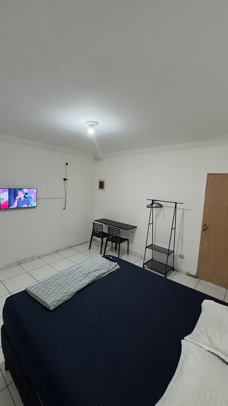 Quarto Confortável TV Smart e Cama Queen