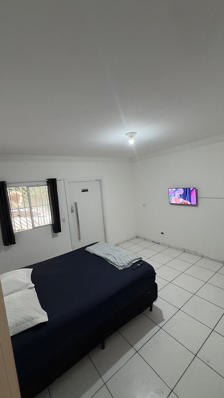 Quarto Confortável TV Smart e Cama Queen