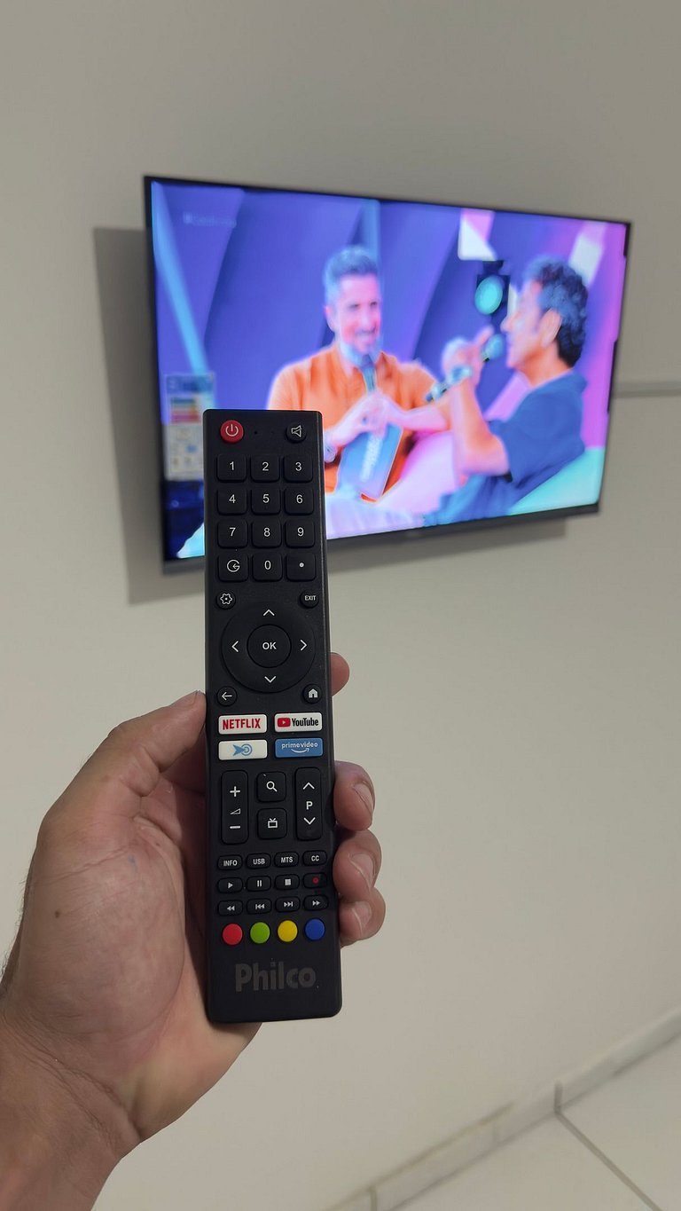 Quarto Confortável TV Smart e Cama Queen