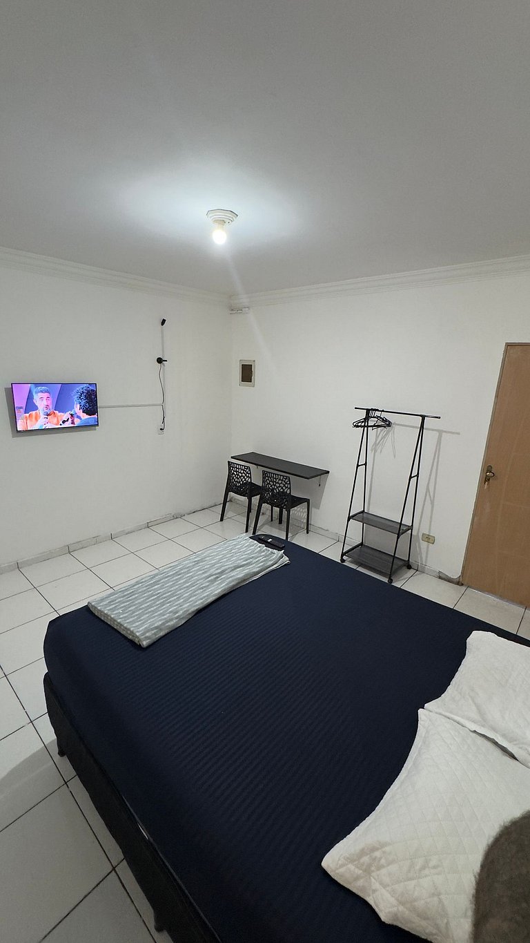 Quarto Confortável TV Smart e Cama Queen