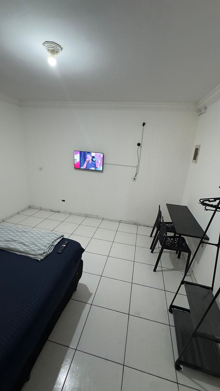 Quarto Confortável TV Smart e Cama Queen