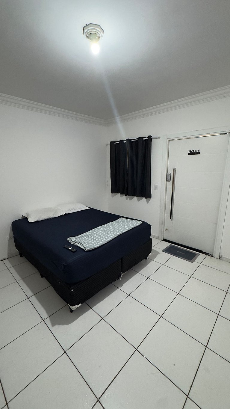 Quarto Confortável TV Smart e Cama Queen