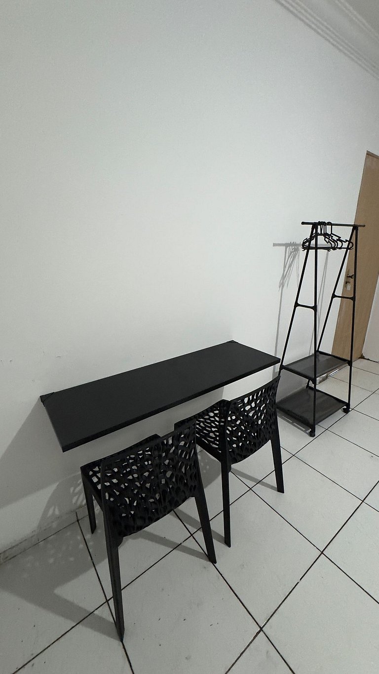 Quarto Confortável TV Smart e Cama Queen