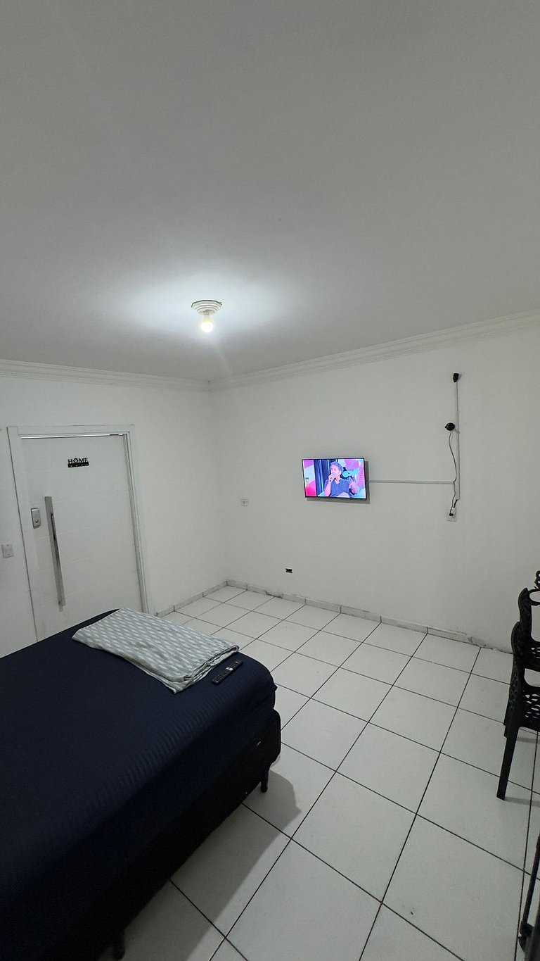 Quarto Confortável TV Smart e Cama Queen