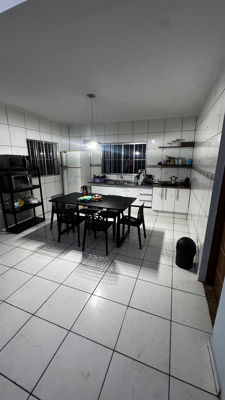 Quarto Confortável TV Smart e Cama Queen