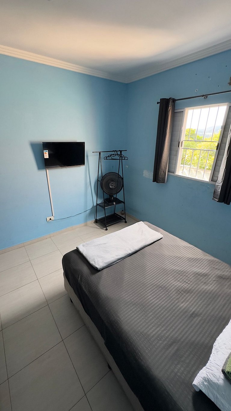 Refúgio Aconchegante com Garagem, Ônibus e trem