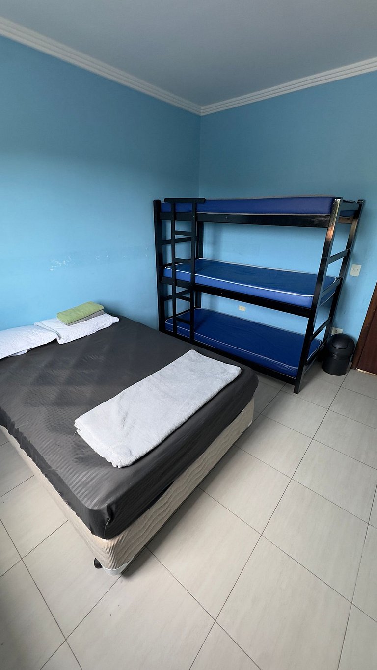 Refúgio Aconchegante com Garagem, Ônibus e trem