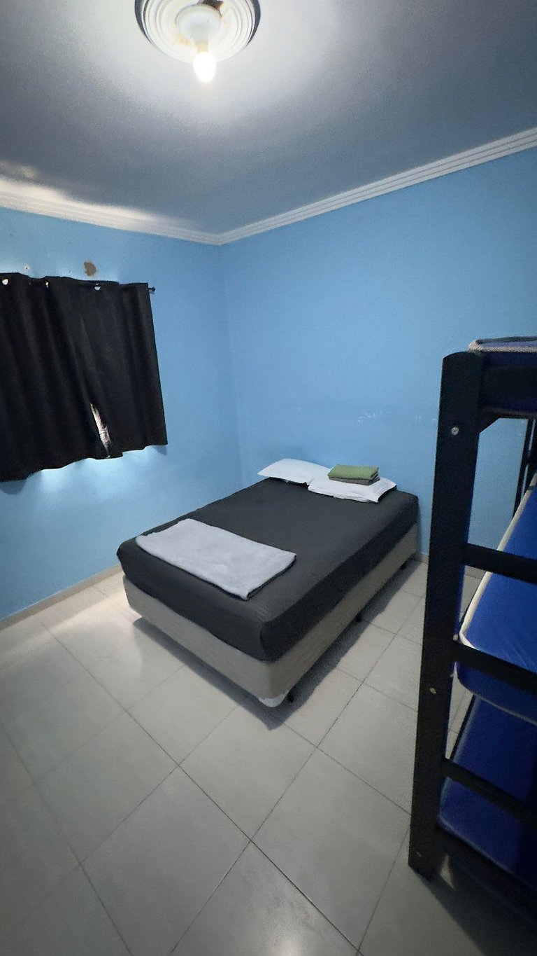 Refúgio Aconchegante com Garagem, Ônibus e trem