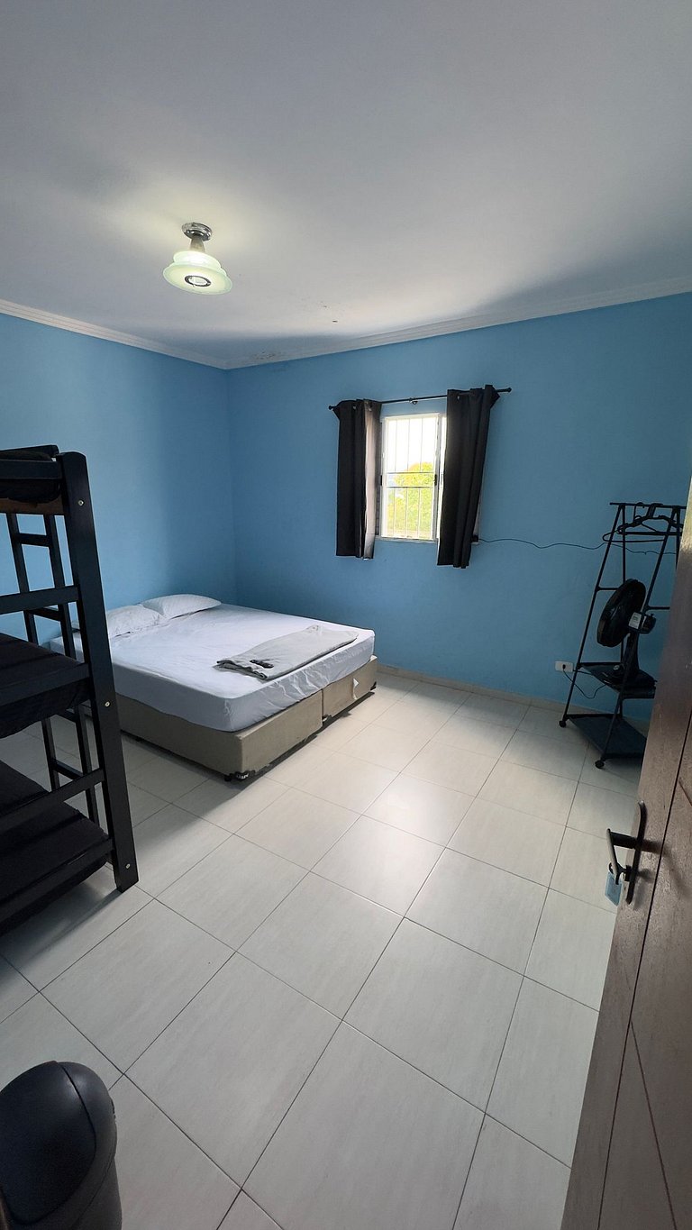 Refúgio Aconchegante com Garagem, Ônibus e trem