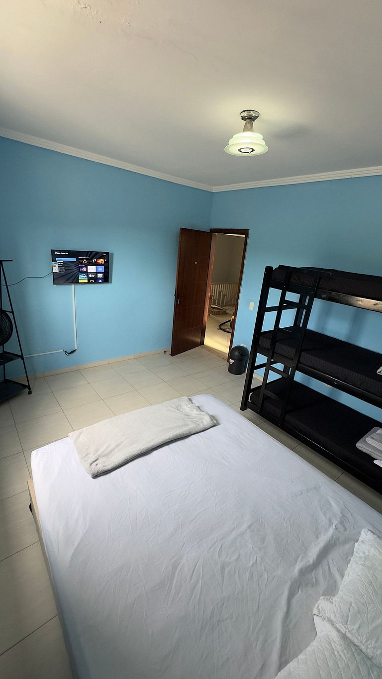 Refúgio Aconchegante com Garagem, Ônibus e trem