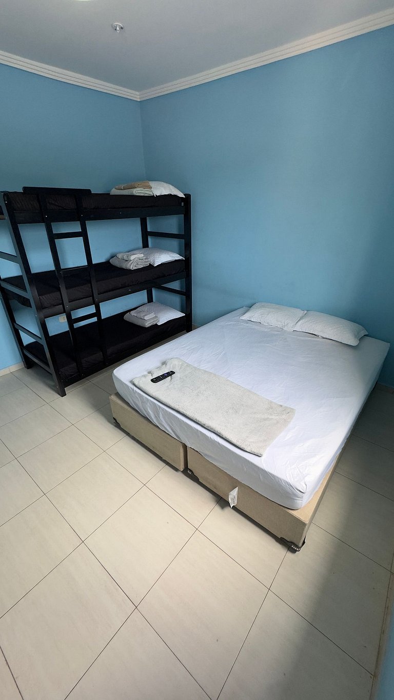 Refúgio Aconchegante com Garagem, Ônibus e trem