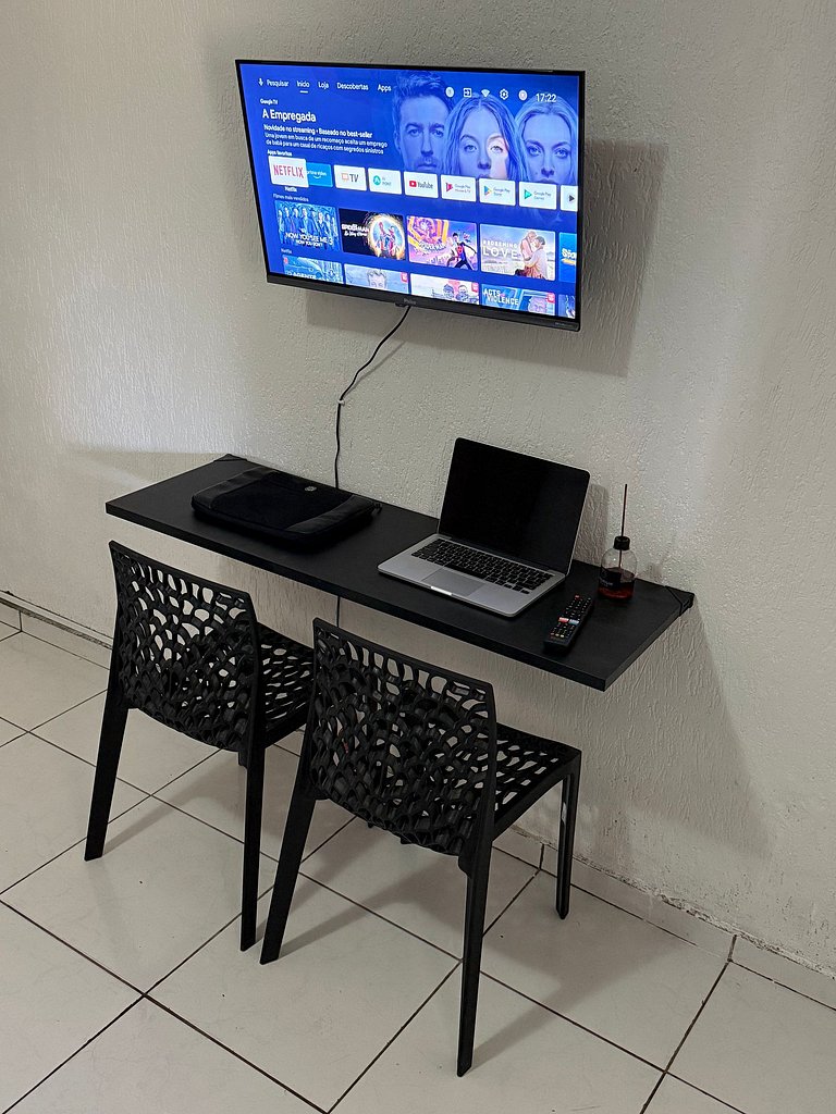 Quarto aconchegante com garagem, ônibus e trem