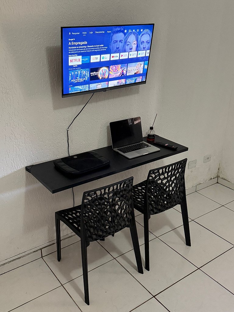 Quarto aconchegante com garagem, ônibus e trem