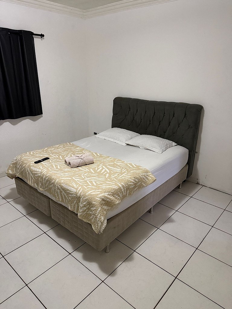 Quarto Confortável TV Smart e Cama Queen