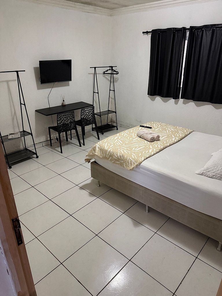 Quarto Confortável TV Smart e Cama Queen