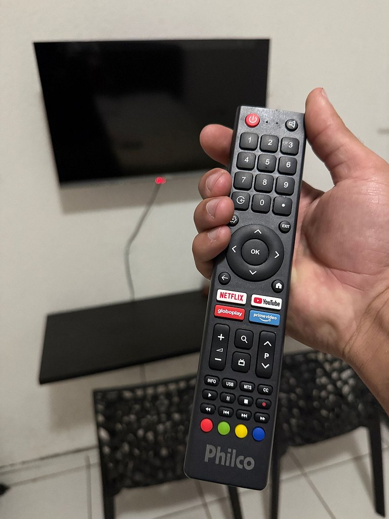 Quarto Confortável TV Smart e Cama Queen