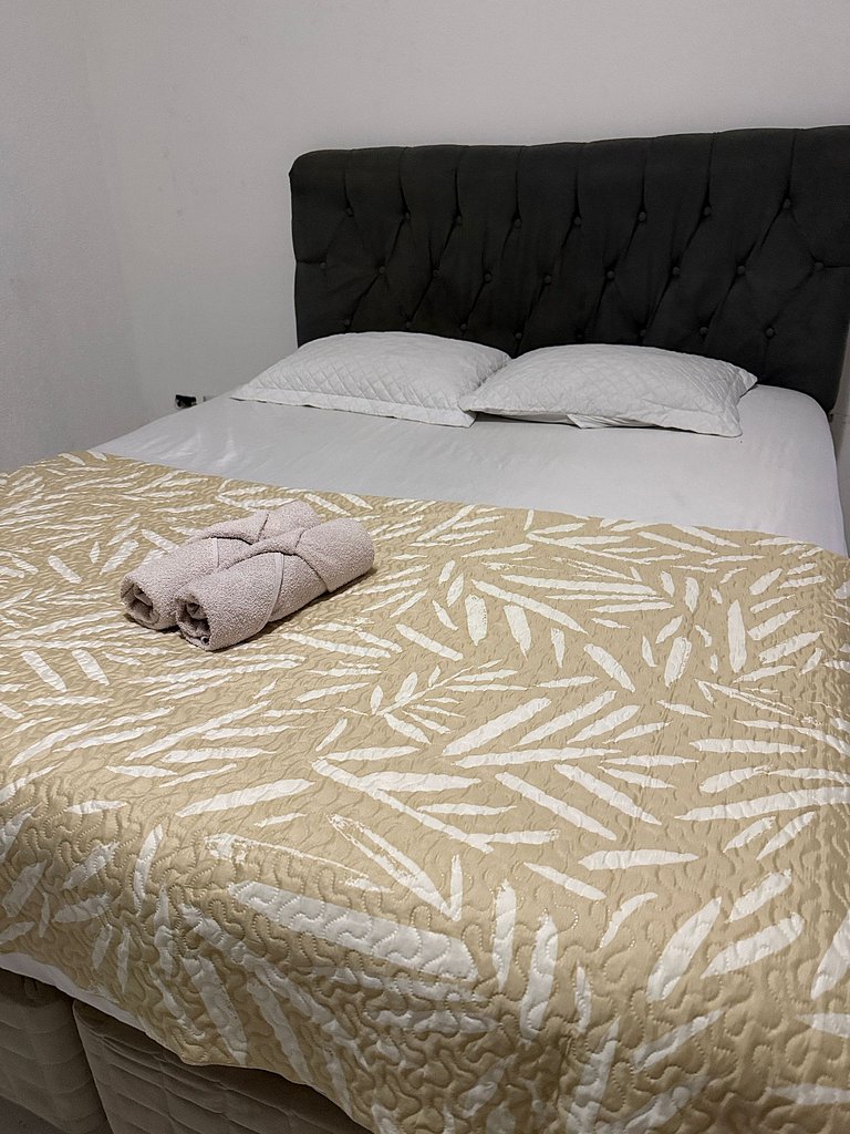 Quarto Confortável TV Smart e Cama Queen