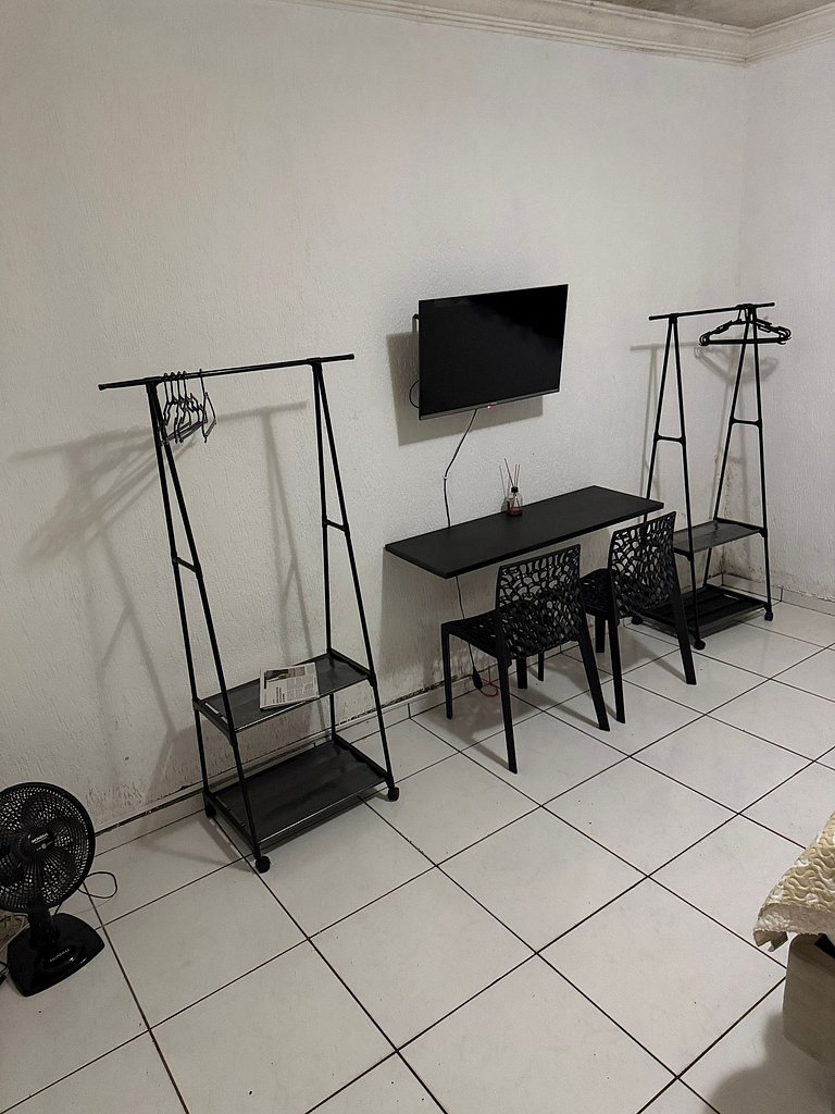Quarto Confortável TV Smart e Cama Queen